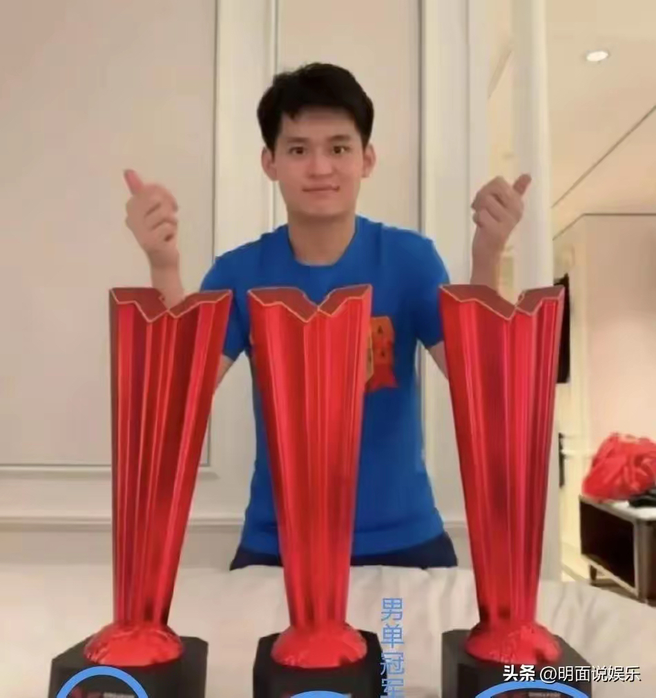 爱游戏注册-峰回路转!运动员逆袭斩获金牌冠军(运动员在赛场奋力拼搏终于摘得桂冠获得金牌)