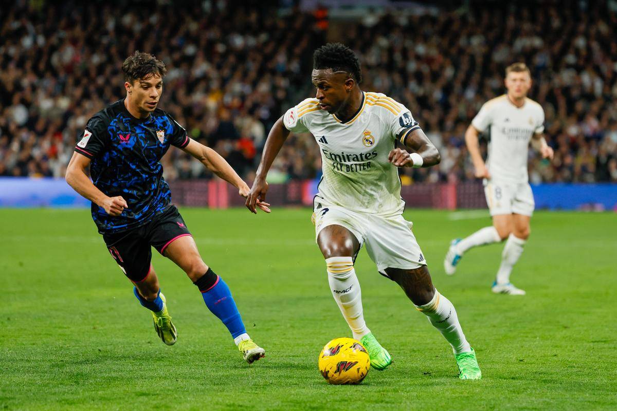 爱游戏新闻-包含皇家马德里客场战胜塞维利亚,继续领跑西甲的词条