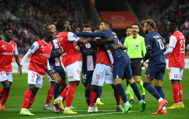 爱游戏地址-甘冈客场大胜梅斯,击败对手