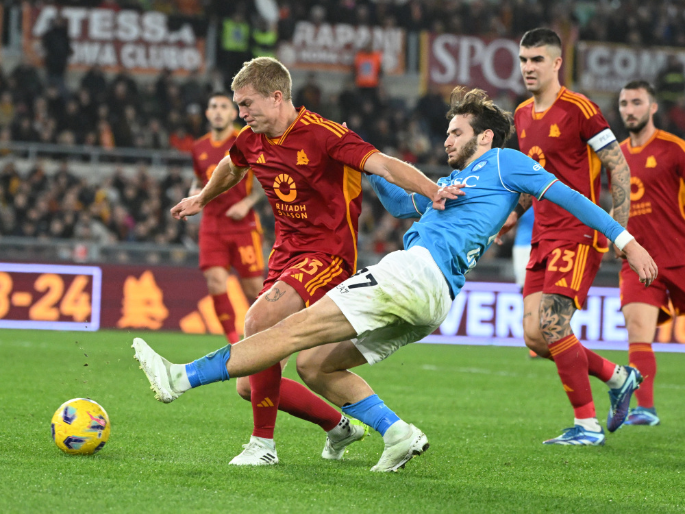 爱游戏vip注册-罗马球员集体庆祝进球,展现出团结精神