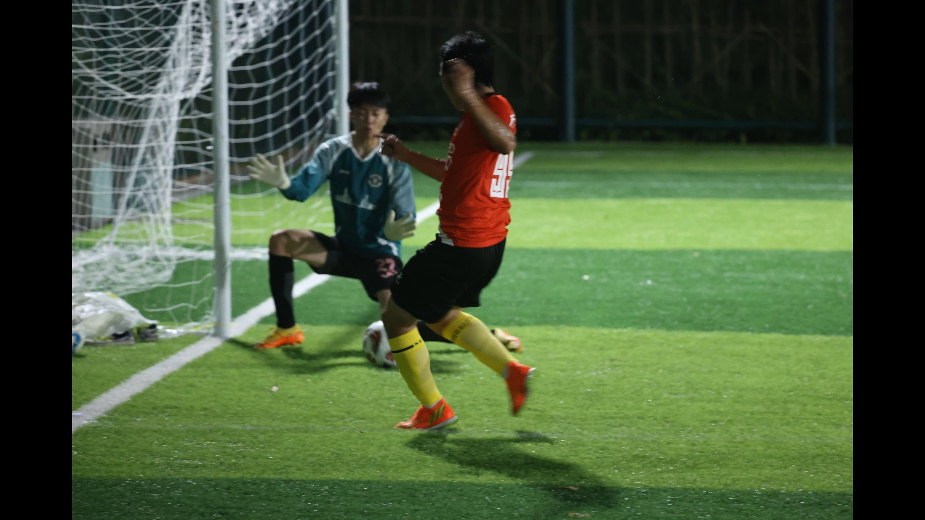 爱游戏登录入口-足球比赛场上技战术纷呈，赛况备受瞩目