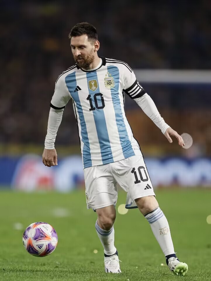 爱游戏入口-梅西踏出阴影重回赛场打破僵局