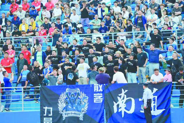 爱游戏竞技-比赛现场火爆燃烧,成千上万球迷尽情呐喊