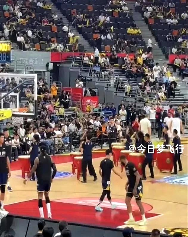 爱游戏竞技-比赛现场火爆燃烧,成千上万球迷尽情呐喊