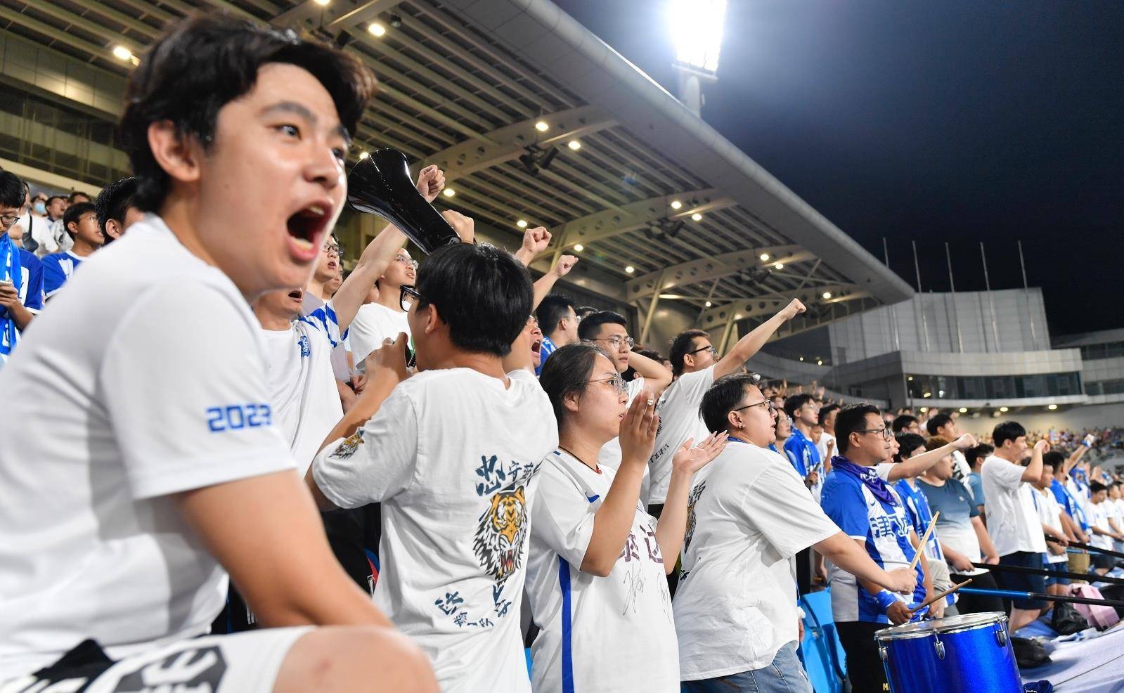 球迷在社交媒体上晒出球场观赛照