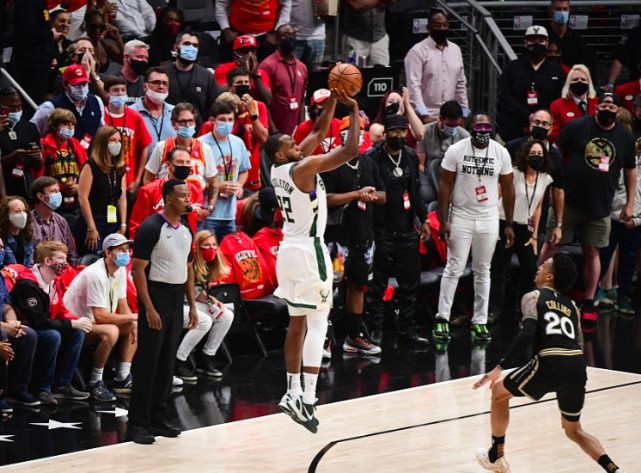 爱游戏课程-雄鹿夺取七连胜!亚当斯砍下全场最高24分