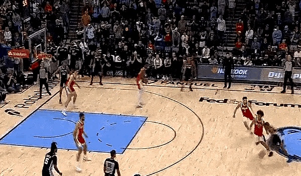 湖人力克灰熊,止住连败