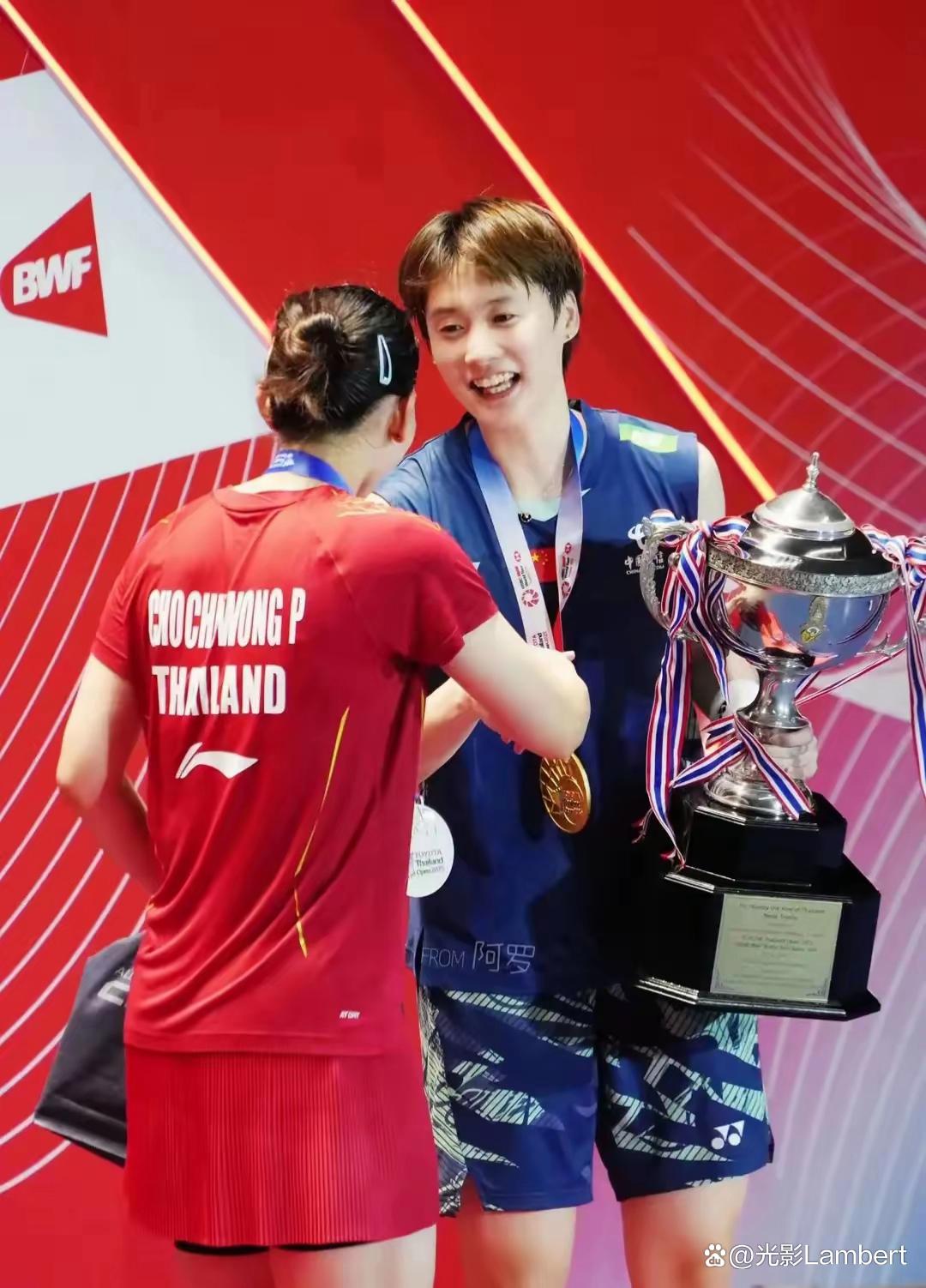 爱游戏教练-泰国选手在羽毛球比赛中奋勇争先，获胜