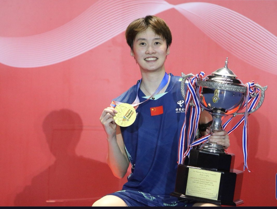 爱游戏教练-泰国选手在羽毛球比赛中奋勇争先，获胜