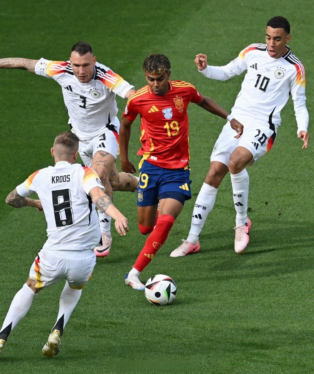 网球比赛中，西班牙选手连胜晋级八强