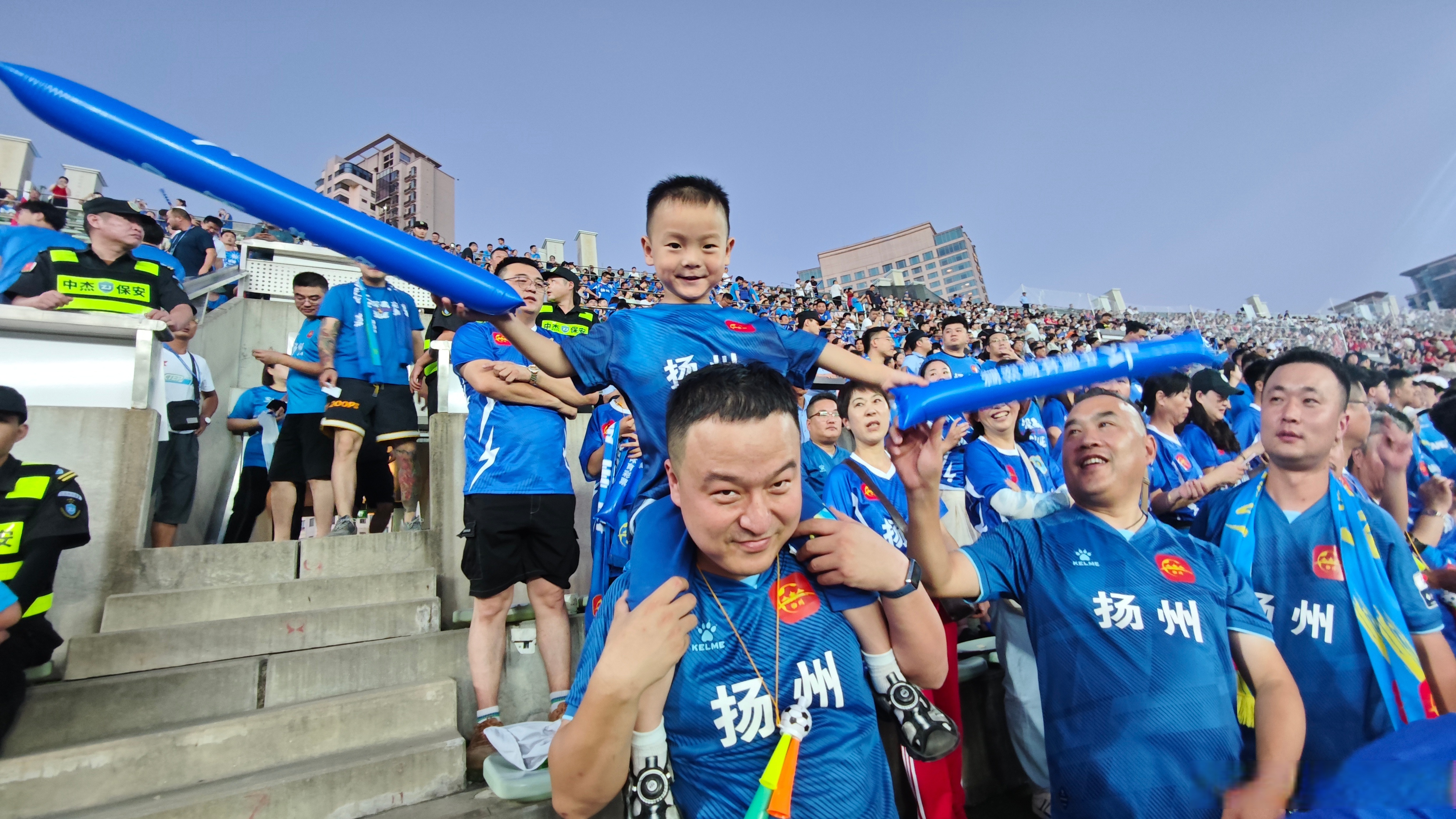 爱游戏登录-足球热浪席卷全国，球迷挥洒激情呐喊